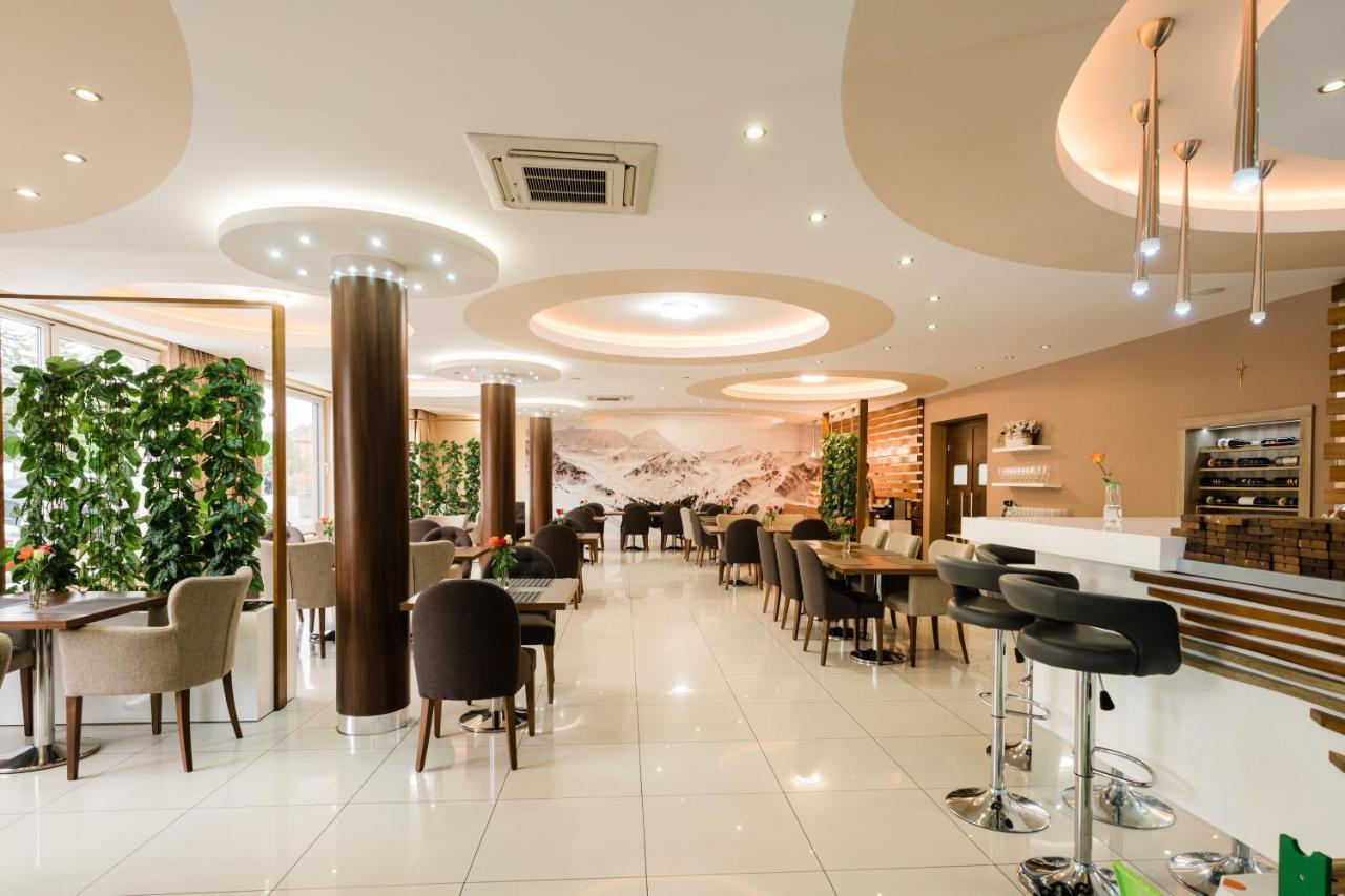 Hotel Menhard Bagian luar foto