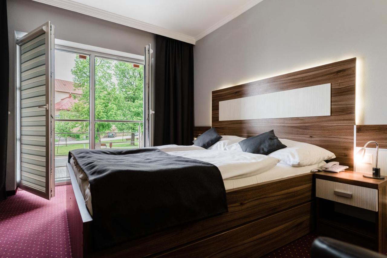 Hotel Menhard Bagian luar foto