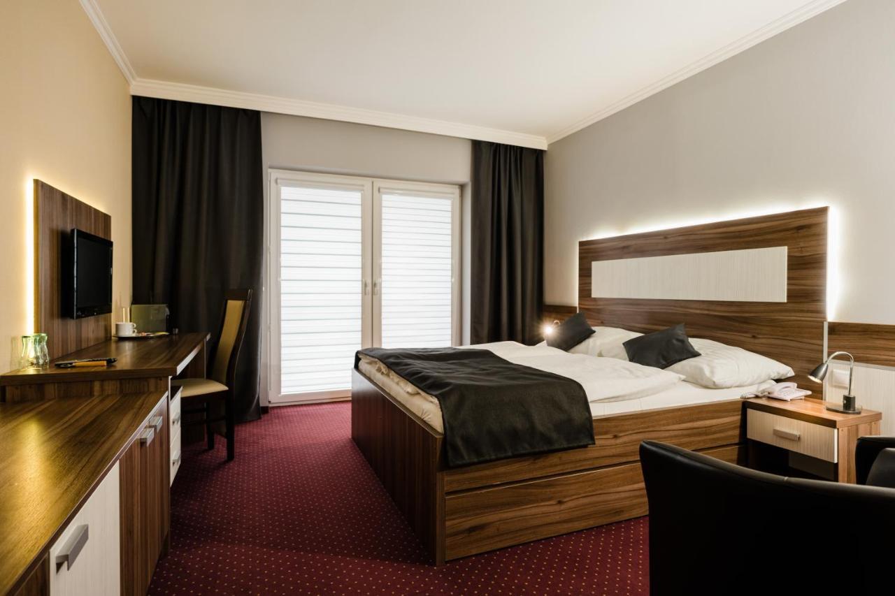 Hotel Menhard Bagian luar foto