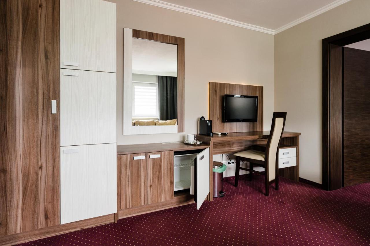 Hotel Menhard Bagian luar foto