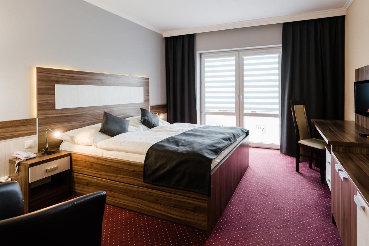 Hotel Menhard Bagian luar foto