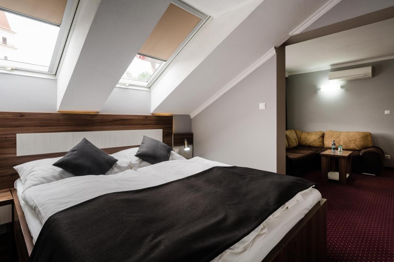 Hotel Menhard Bagian luar foto