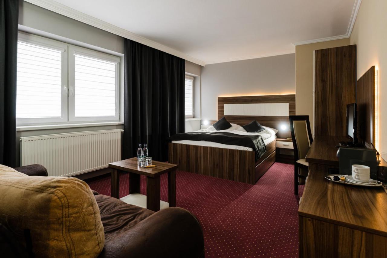 Hotel Menhard Bagian luar foto