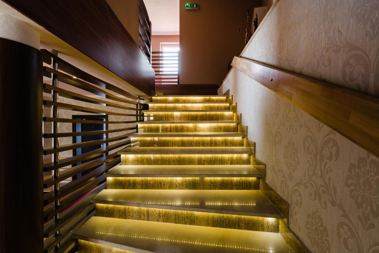 Hotel Menhard Bagian luar foto