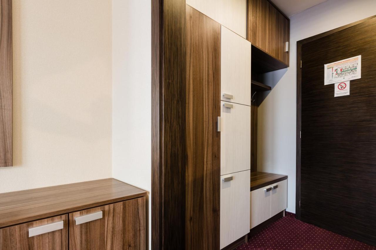 Hotel Menhard Bagian luar foto