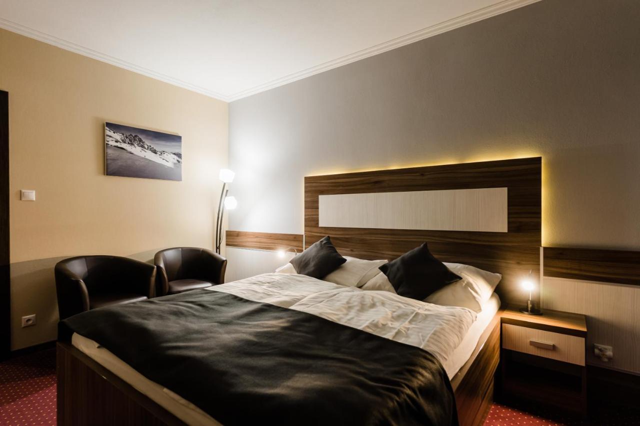 Hotel Menhard Bagian luar foto