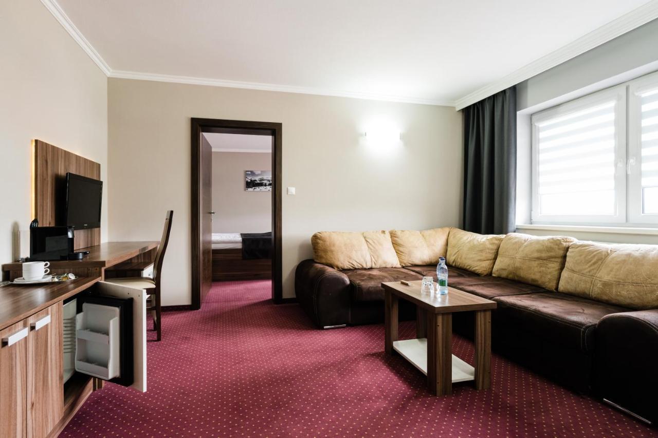 Hotel Menhard Bagian luar foto