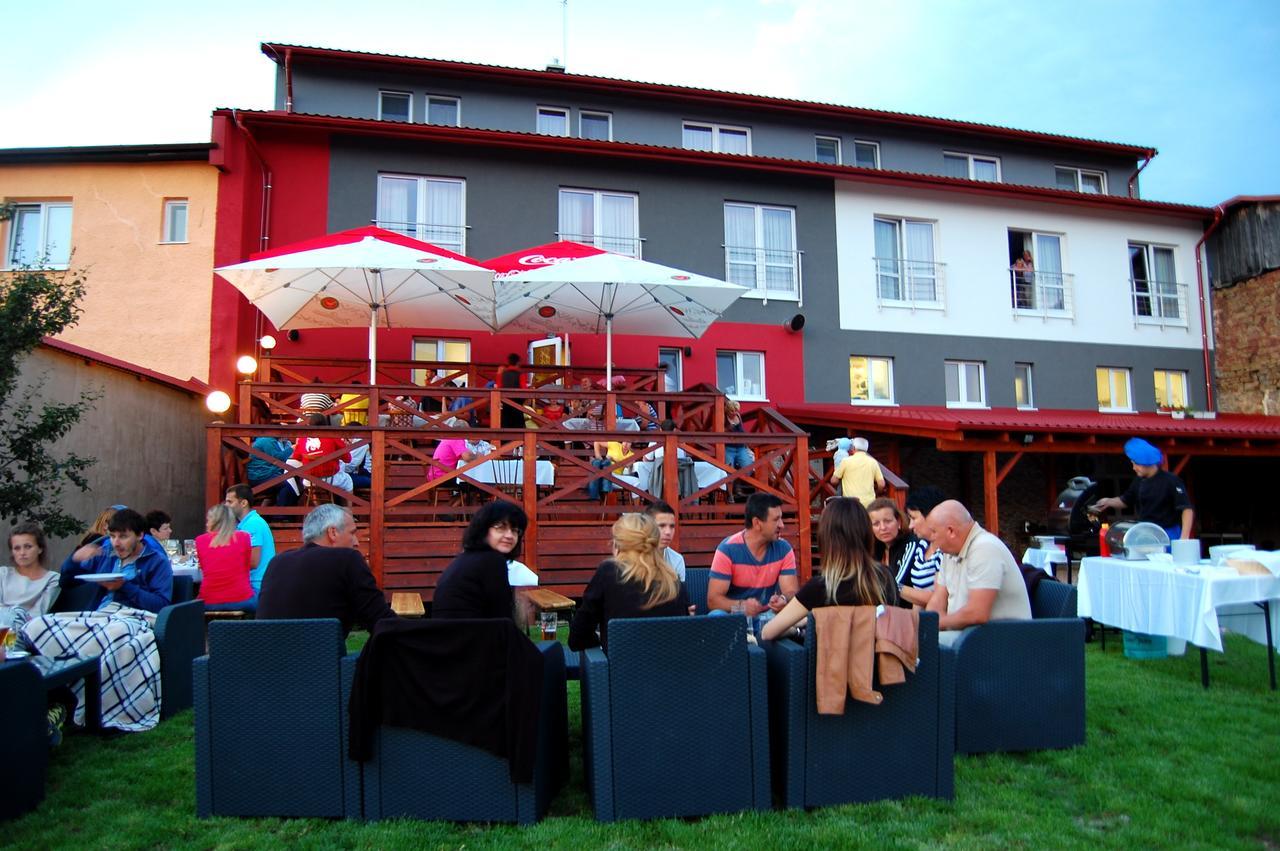 Hotel Menhard Bagian luar foto