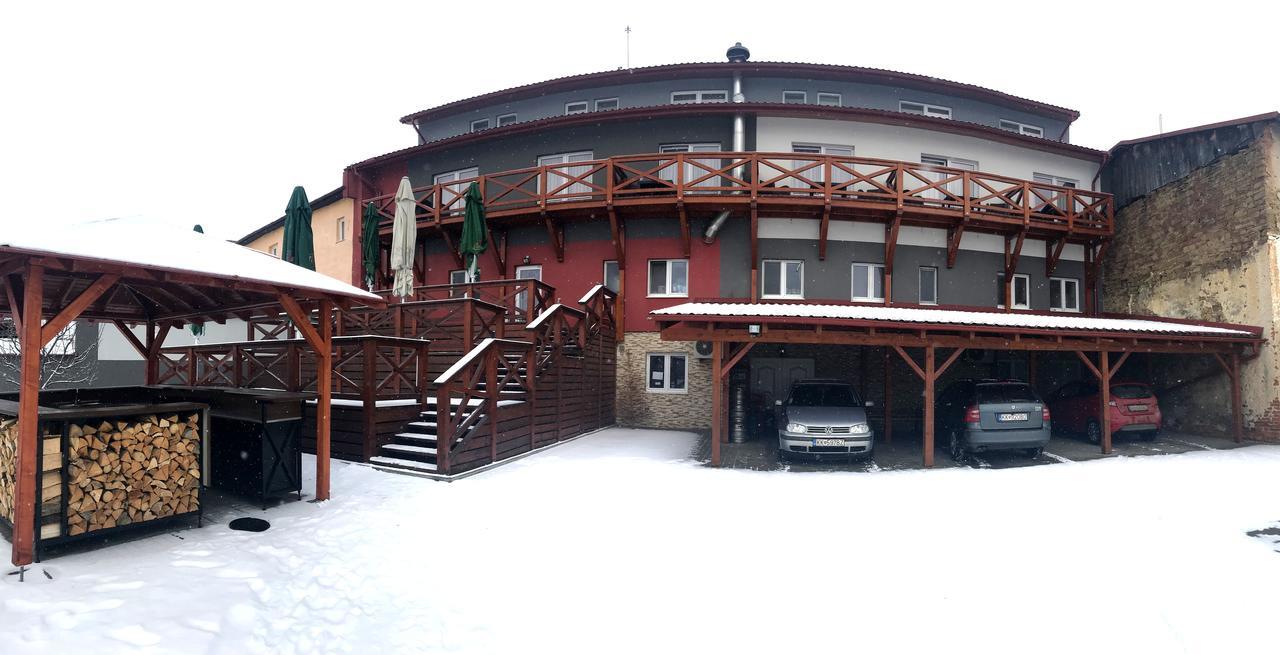 Hotel Menhard Bagian luar foto